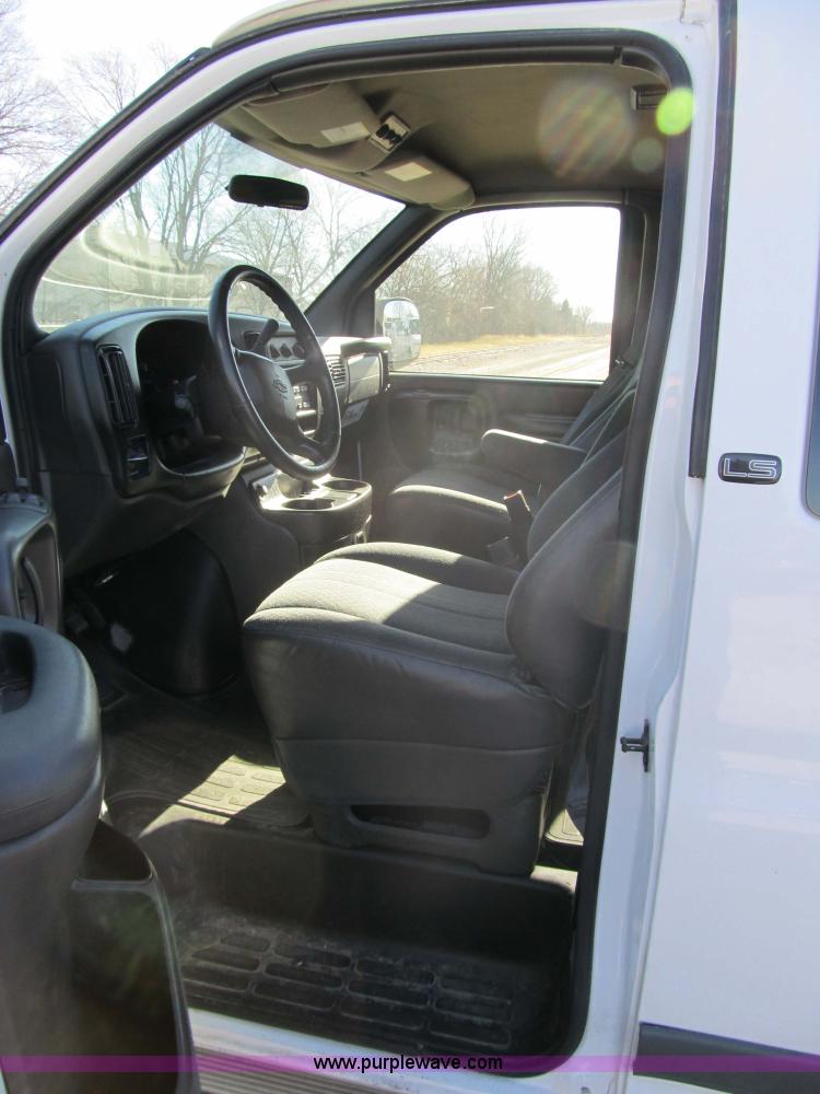 image for item 3590 2002 Chevrolet G3500 Express LS 12-passenger van