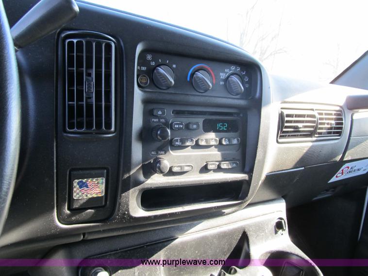 image for item 3590 2002 Chevrolet G3500 Express LS 12-passenger van