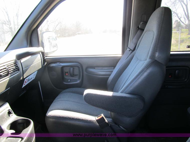 image for item 3590 2002 Chevrolet G3500 Express LS 12-passenger van