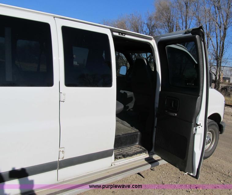 image for item 3590 2002 Chevrolet G3500 Express LS 12-passenger van