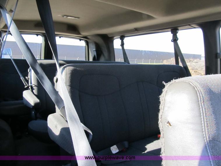 image for item 3590 2002 Chevrolet G3500 Express LS 12-passenger van