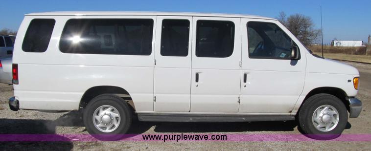 image for item 3592 2002 Ford E350 super duty XLT van