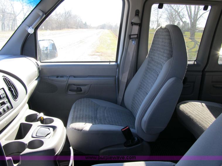 image for item 3592 2002 Ford E350 super duty XLT van
