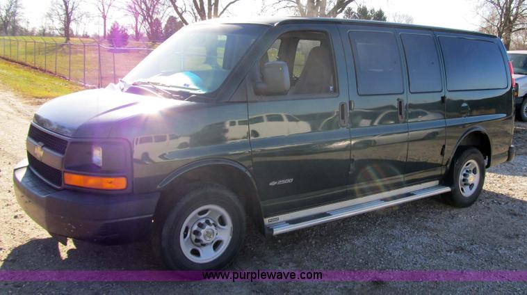 image for item 3593 2005 Chevrolet G2500 Express van