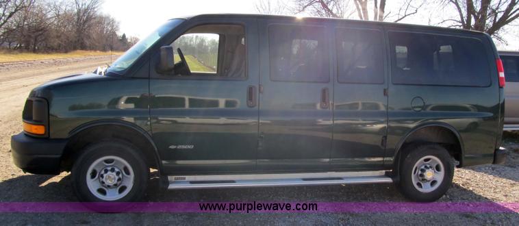 image for item 3593 2005 Chevrolet G2500 Express van