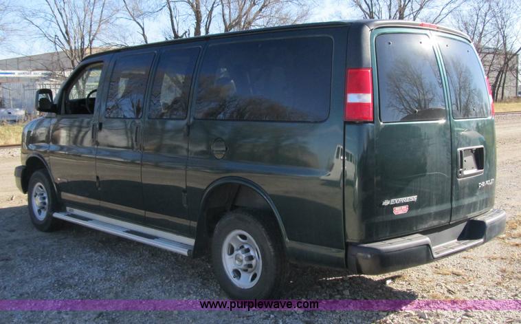 image for item 3593 2005 Chevrolet G2500 Express van
