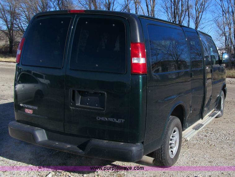 image for item 3593 2005 Chevrolet G2500 Express van