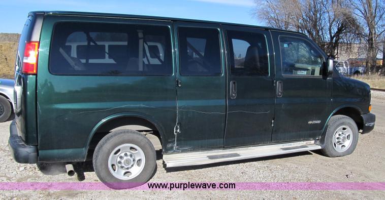 image for item 3593 2005 Chevrolet G2500 Express van
