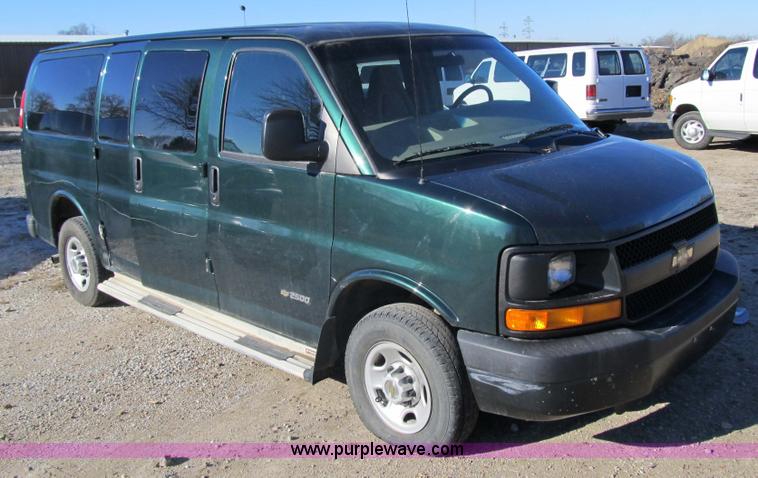 image for item 3593 2005 Chevrolet G2500 Express van