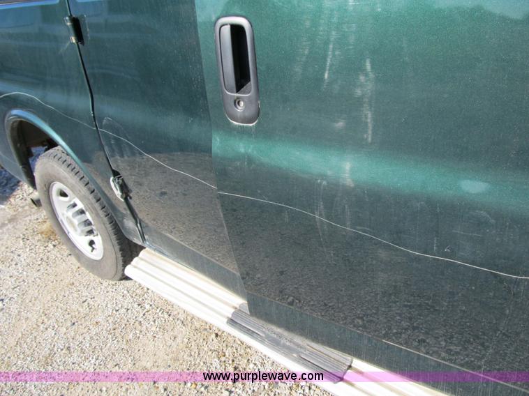 image for item 3593 2005 Chevrolet G2500 Express van