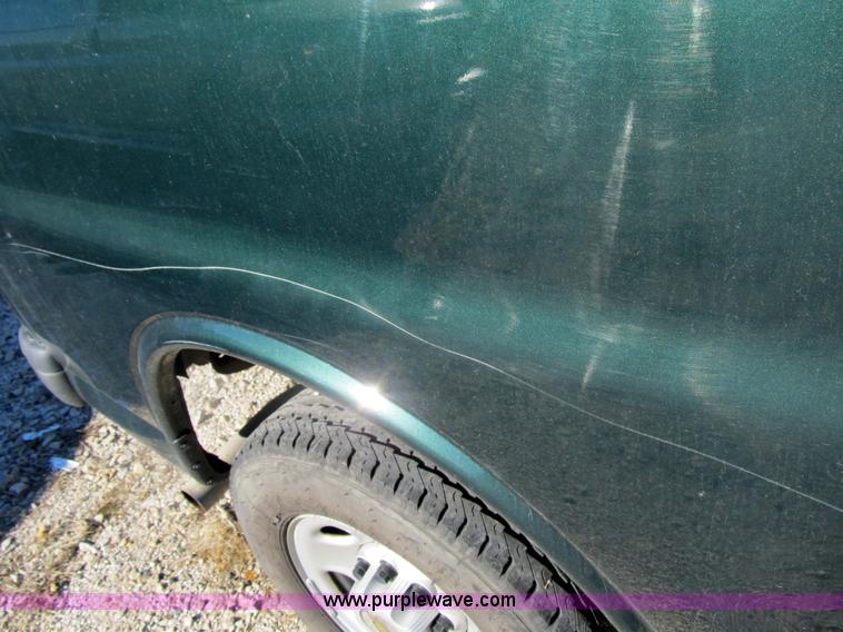 image for item 3593 2005 Chevrolet G2500 Express van