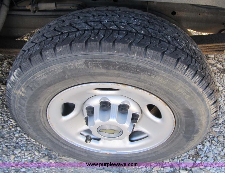 image for item 3593 2005 Chevrolet G2500 Express van