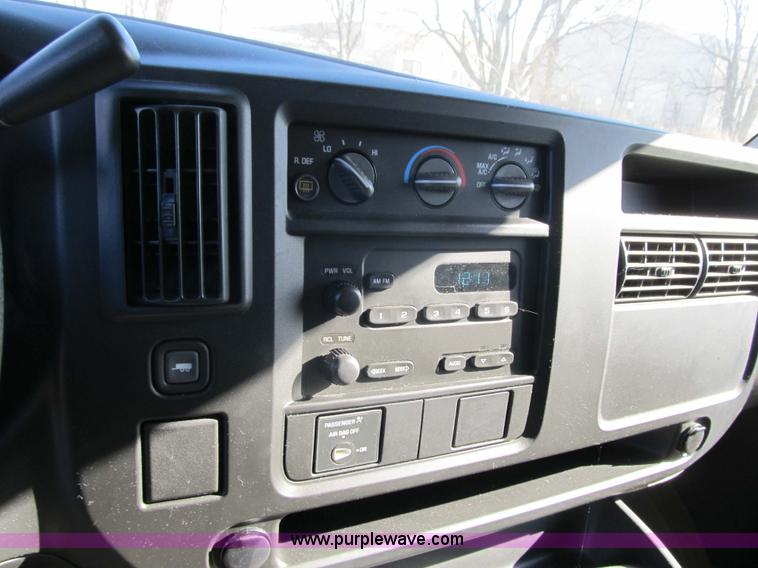 image for item 3593 2005 Chevrolet G2500 Express van
