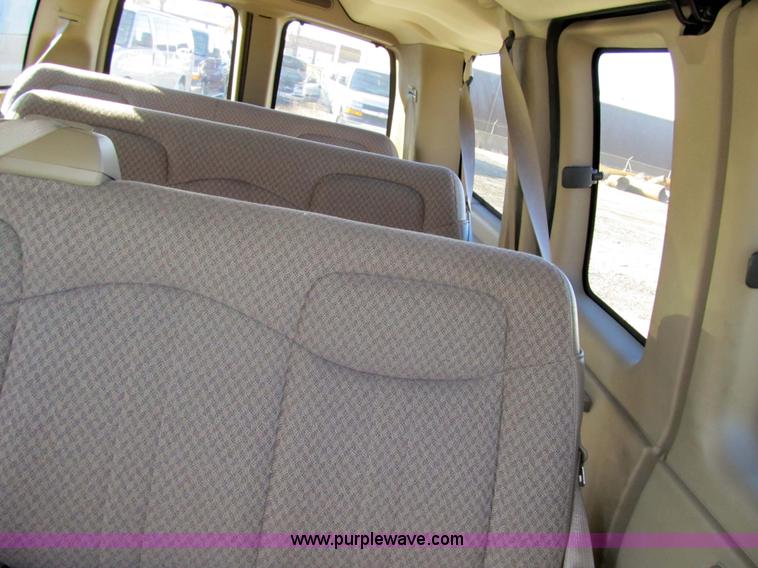 image for item 3593 2005 Chevrolet G2500 Express van