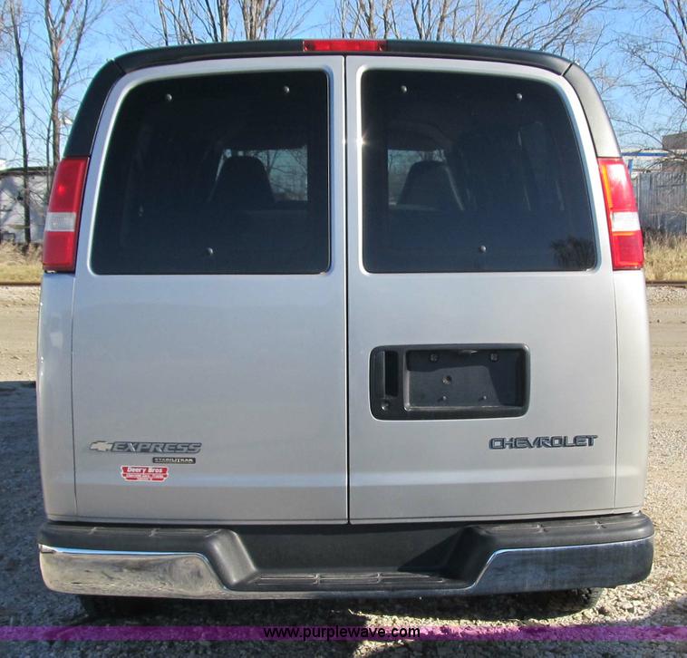 image for item 3594 2005 Chevrolet G3500 Express Stabiltrak van