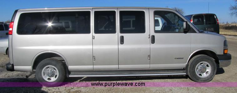 image for item 3594 2005 Chevrolet G3500 Express Stabiltrak van