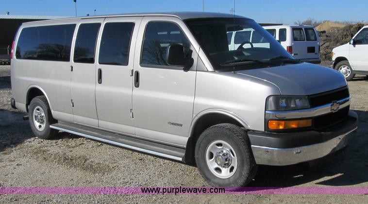 image for item 3594 2005 Chevrolet G3500 Express Stabiltrak van