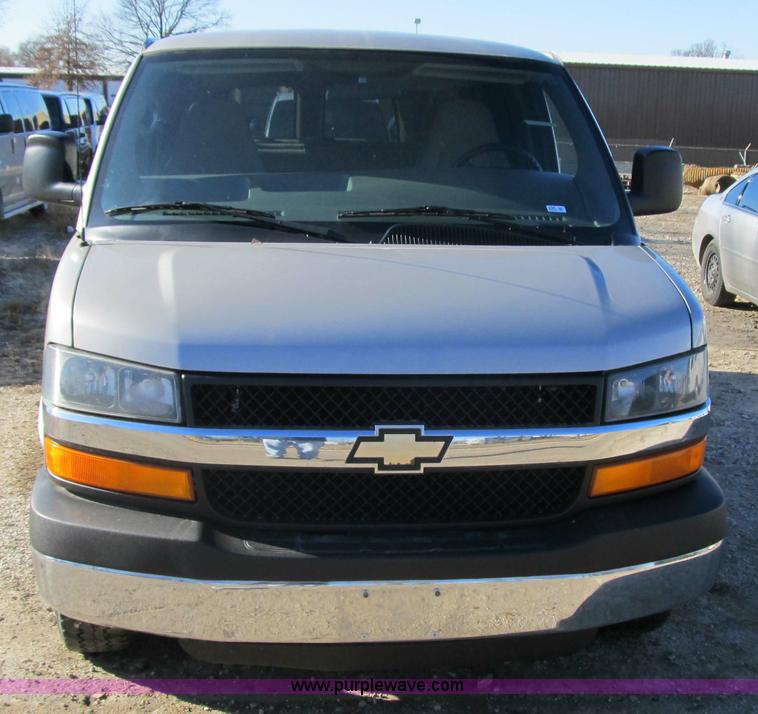 image for item 3594 2005 Chevrolet G3500 Express Stabiltrak van