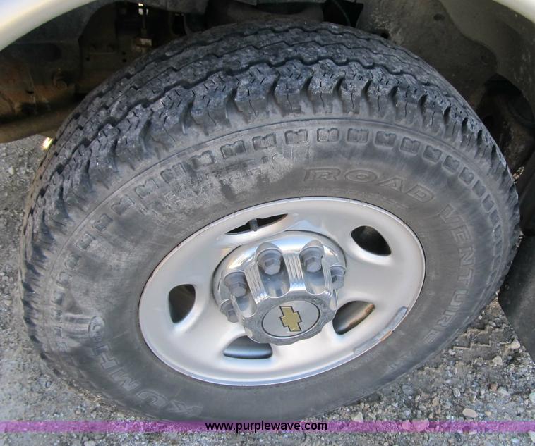 image for item 3594 2005 Chevrolet G3500 Express Stabiltrak van