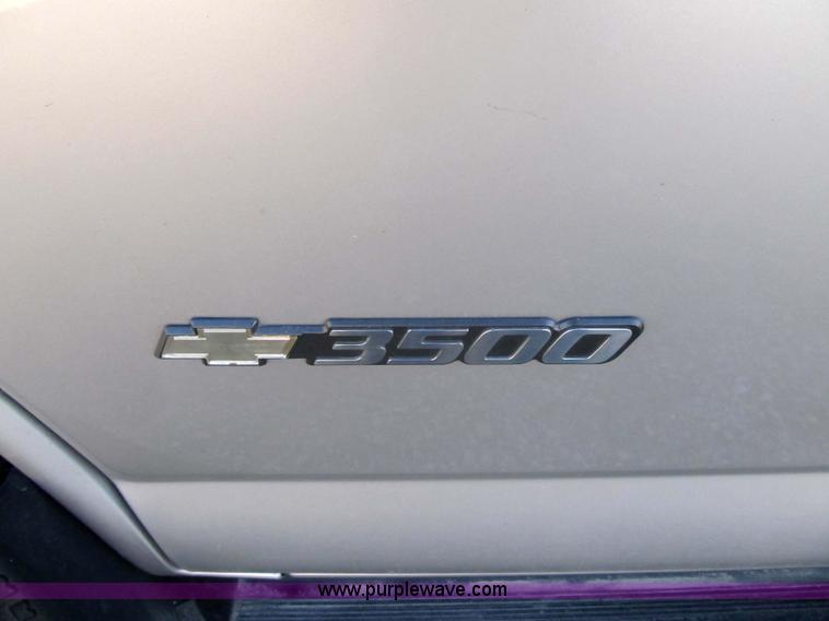 image for item 3594 2005 Chevrolet G3500 Express Stabiltrak van