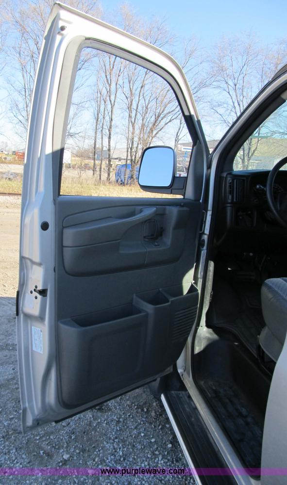 image for item 3594 2005 Chevrolet G3500 Express Stabiltrak van