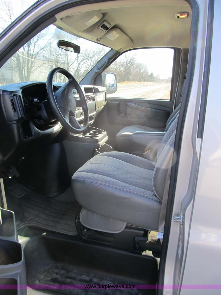 image for item 3594 2005 Chevrolet G3500 Express Stabiltrak van