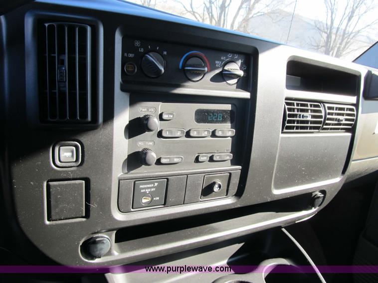 image for item 3594 2005 Chevrolet G3500 Express Stabiltrak van