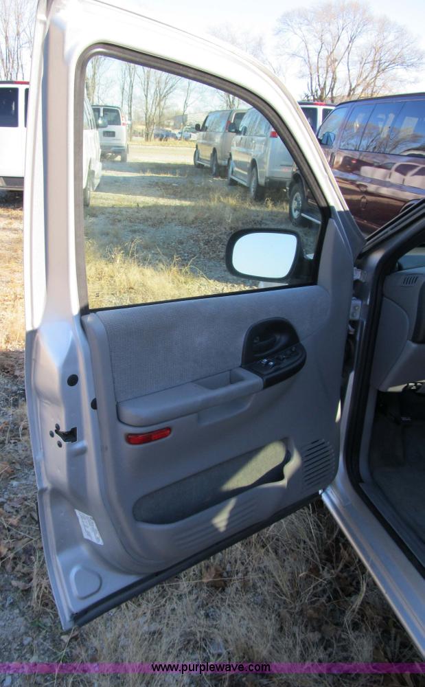 image for item 3595 2002 Chevrolet Venture van