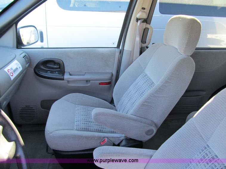 image for item 3595 2002 Chevrolet Venture van