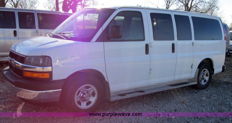 image for item 3596 2003 Chevrolet G1500 Express van