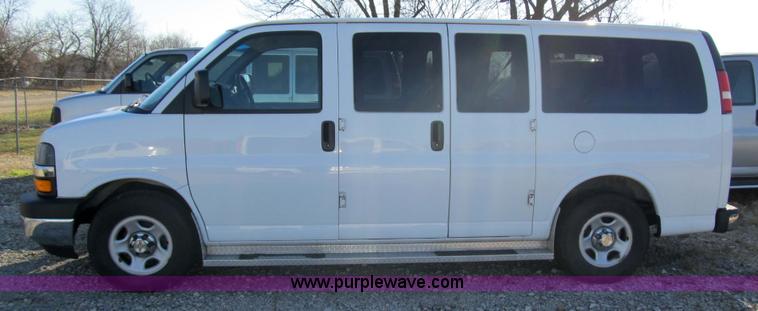image for item 3596 2003 Chevrolet G1500 Express van