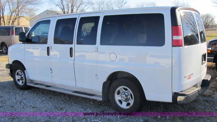 image for item 3596 2003 Chevrolet G1500 Express van
