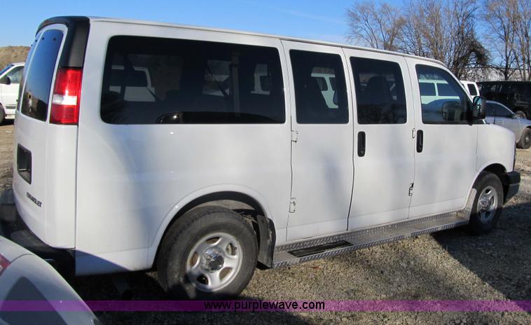 image for item 3596 2003 Chevrolet G1500 Express van