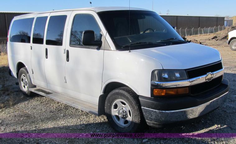 image for item 3596 2003 Chevrolet G1500 Express van