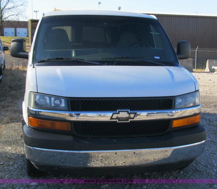 image for item 3596 2003 Chevrolet G1500 Express van