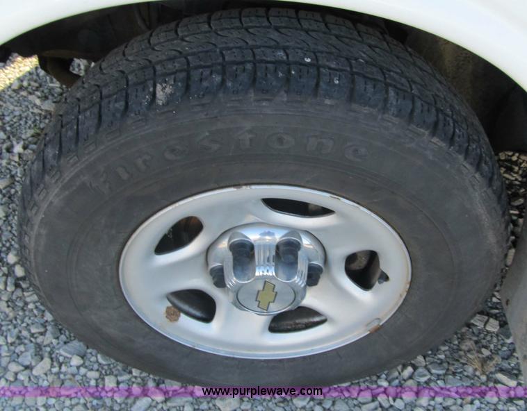 image for item 3596 2003 Chevrolet G1500 Express van