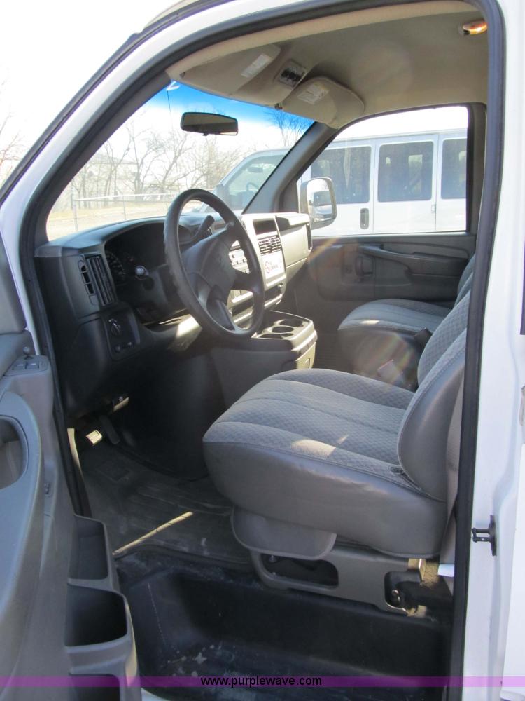 image for item 3596 2003 Chevrolet G1500 Express van