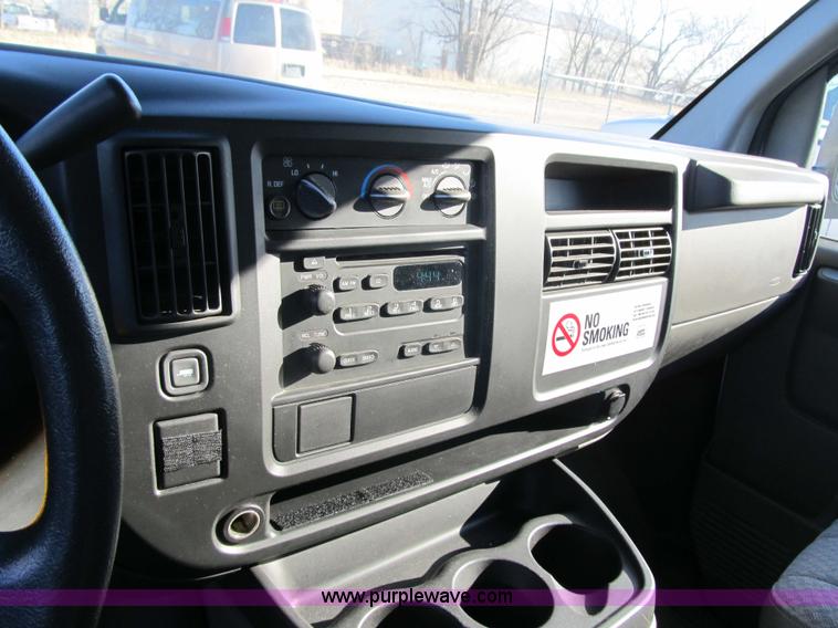 image for item 3596 2003 Chevrolet G1500 Express van