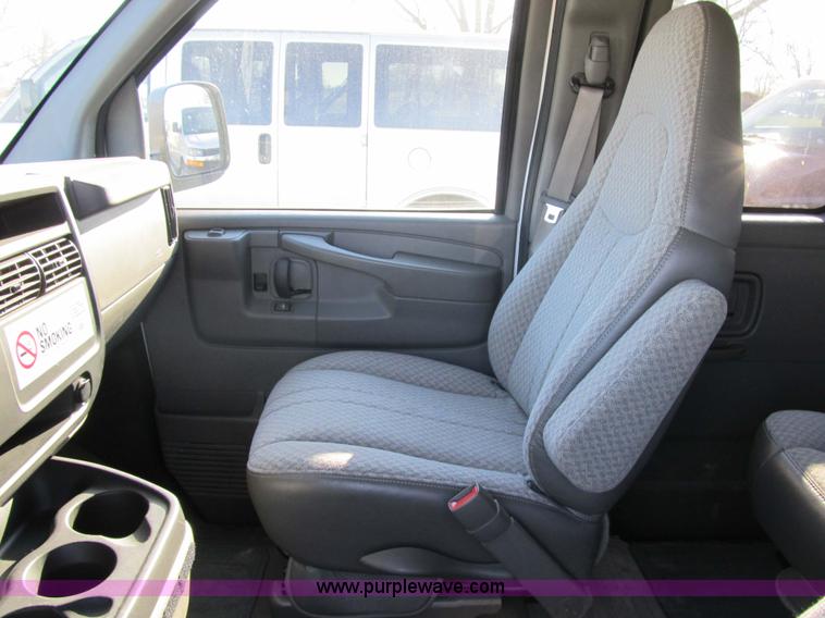 image for item 3596 2003 Chevrolet G1500 Express van