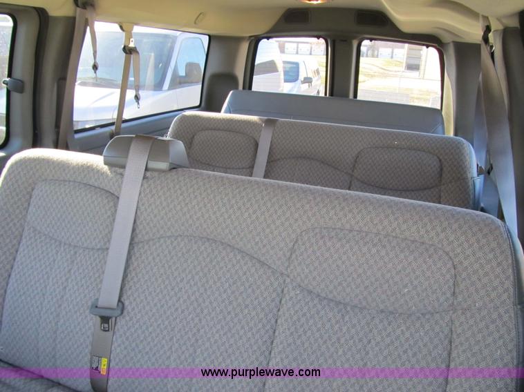 image for item 3596 2003 Chevrolet G1500 Express van