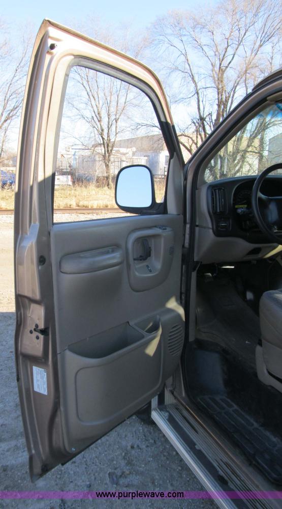 image for item 3597 2001 Chevrolet G3500 Savanna SL van
