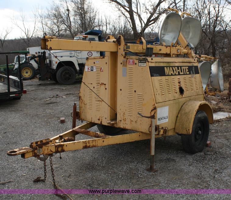 image for item 4832 Maxi-lite III Cem light tower