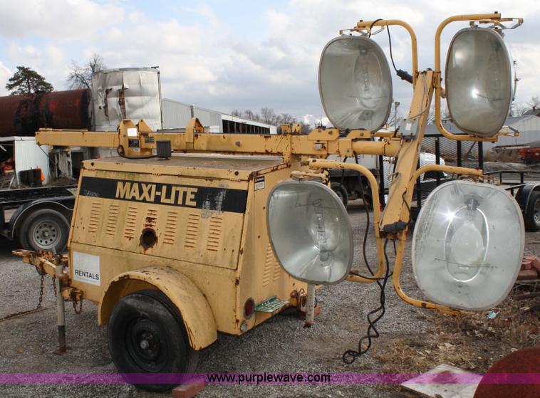 image for item 4832 Maxi-lite III Cem light tower