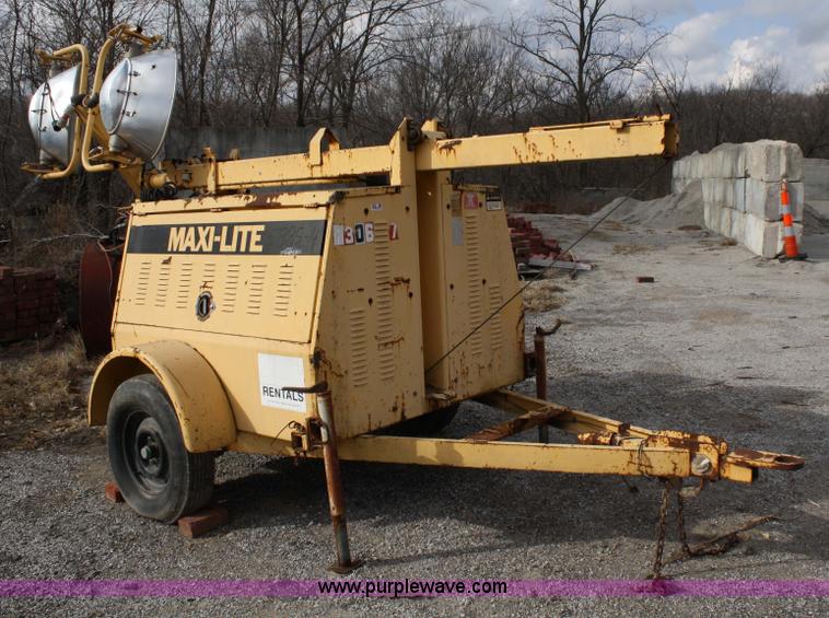 image for item 4832 Maxi-lite III Cem light tower