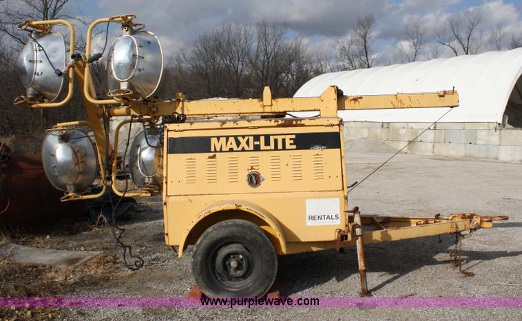 image for item 4832 Maxi-lite III Cem light tower