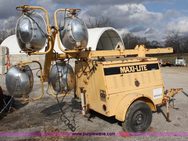 image for item 4832 Maxi-lite III Cem light tower