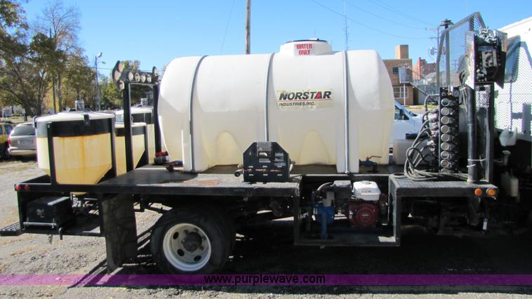 image for item 5134 1998 Isuzu FRR 2.5-ton spray truck