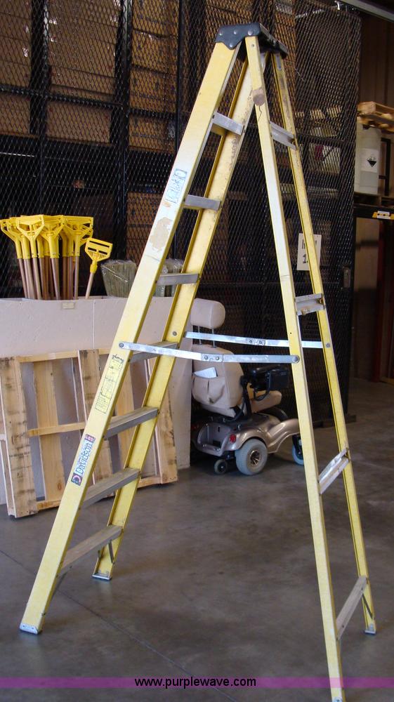 image for item 5182 12' fiberglass ladder