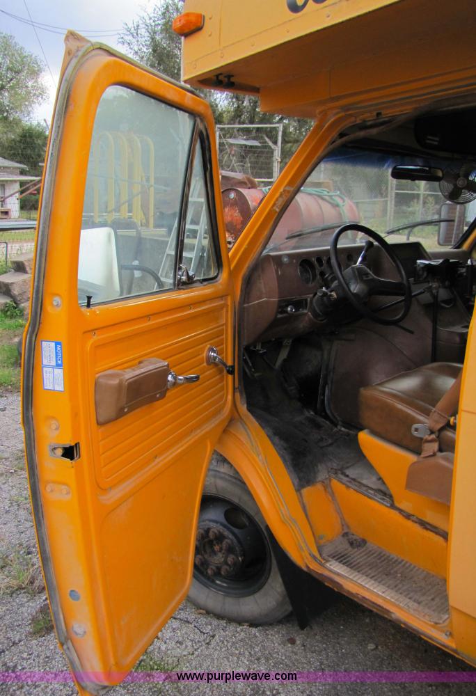 image for item 5318 1989 Chevrolet Vandura G3500 22 passenger bus