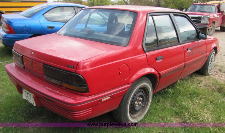 image for item 5320 1993 Pontiac Sunfire LE